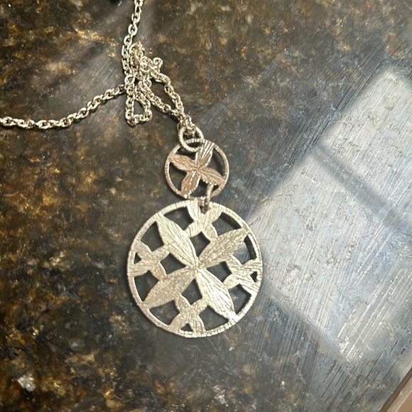 👋 3/$15 FASHION NECKLACE Green Flowers Silver toned - Picture 4 of 6